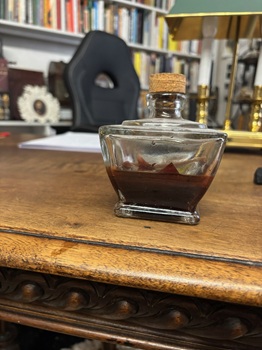 un récipient contenant du vin de Sainte Cène sur mon bureau